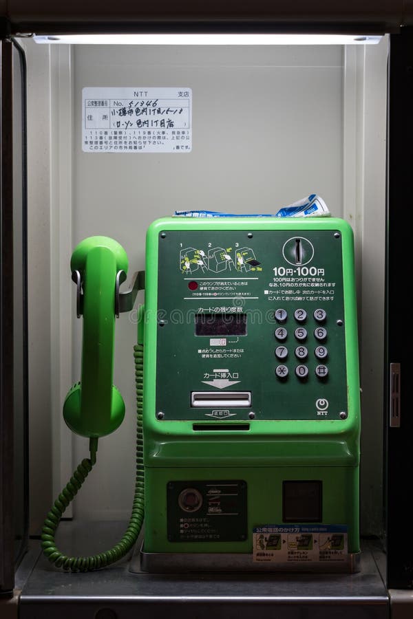 Japanse groene openbare telefoon 's nachts op straat in Otaru, Japan royalty-vrije stock afbeelding Japanse groene openbare telefoon 's nachts op straat in Otaru, Japan royalty-vrije stock afbeelding