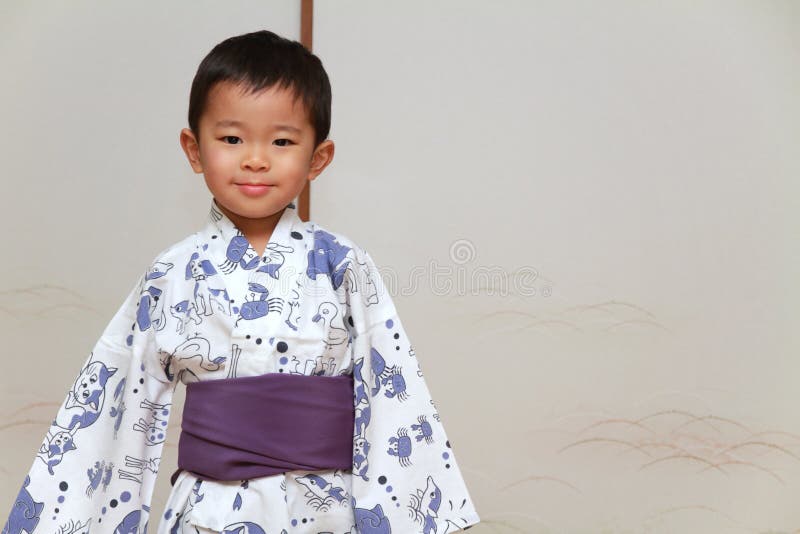 Aanvrager advies de eerste Japanse jongen in Yukata stock afbeelding. Image of peuter - 53111391