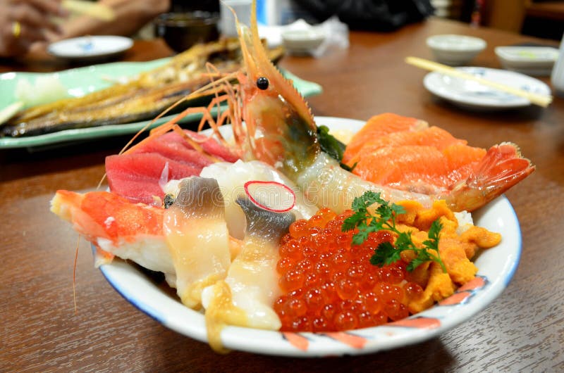 Japanse keuken, de kom van de de sashimirijst van het mengelings overzeese voedsel stock afbeelding Japanse keuken, de kom van de de sashimirijst van het mengelings overzeese voedsel stock afbeelding
