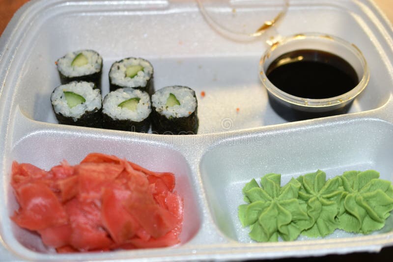 Japanse lunchsushi en zalmbroodjes stock fotografie
