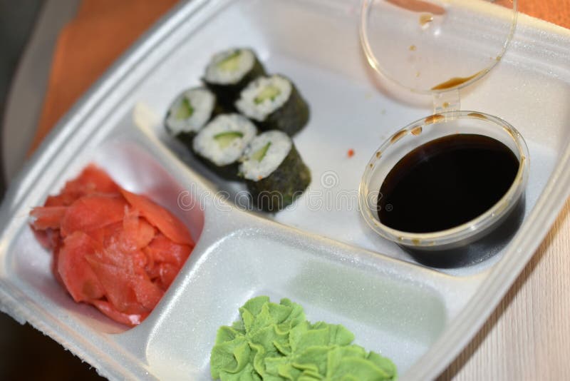 Japanse lunchsushi en zalmbroodjes stock foto's