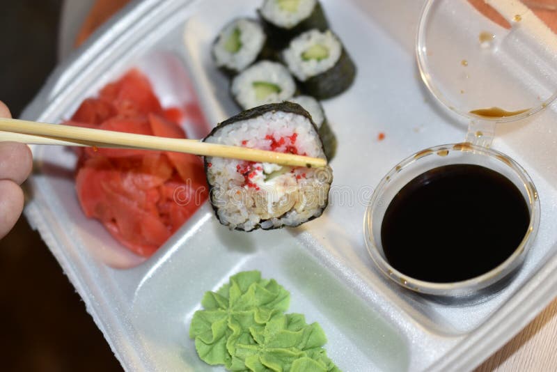 Japanse lunchsushi en zalmbroodjes royalty-vrije stock afbeeldingen
