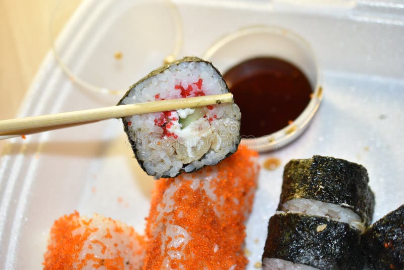 Japanse lunchsushi en zalmbroodjes stock afbeeldingen