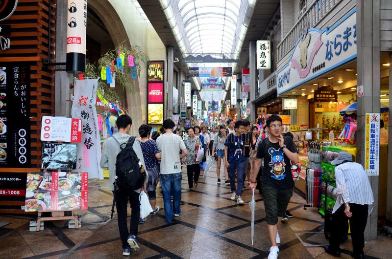 Japanse mensen en reizigersvreemdeling die bij kleine steeg binnen lopen stock fotografie Japanse mensen en reizigersvreemdeling die bij kleine steeg binnen lopen stock fotografie