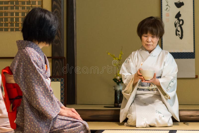 Japanse theeceremonie meesters tijdens de ceremoniële voorbereiding en presentatie van poedergroene thee matcha