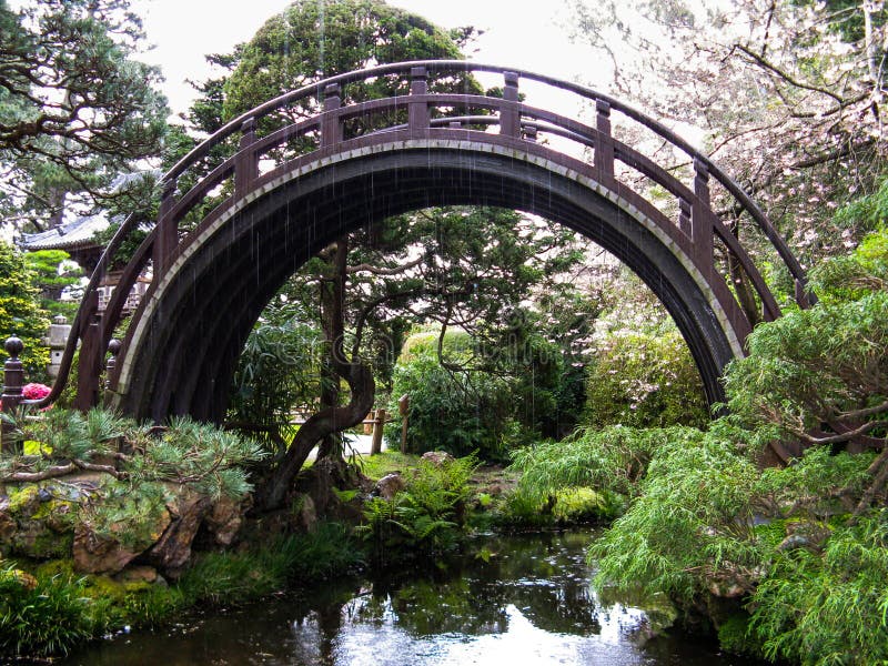 Japanse trommelbrug in de regen royalty-vrije stock afbeeldingen Japanse trommelbrug in de regen royalty-vrije stock afbeeldingen