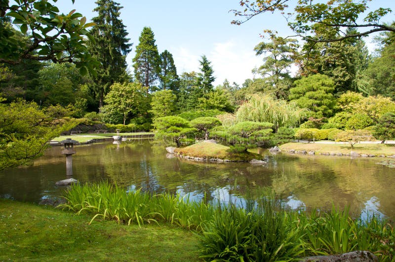 Japanse tuin, vijver, lantaarn royalty-vrije stock afbeelding Japanse tuin, vijver, lantaarn royalty-vrije stock afbeelding