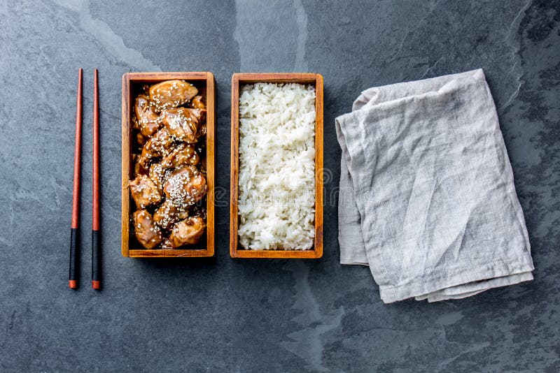 Japansk mat Feg teriyaki med ris i träbentolunchask Kritisera bakgrund, bästa sikt arkivbild Japansk mat Feg teriyaki med ris i träbentolunchask Kritisera bakgrund, bästa sikt arkivbild