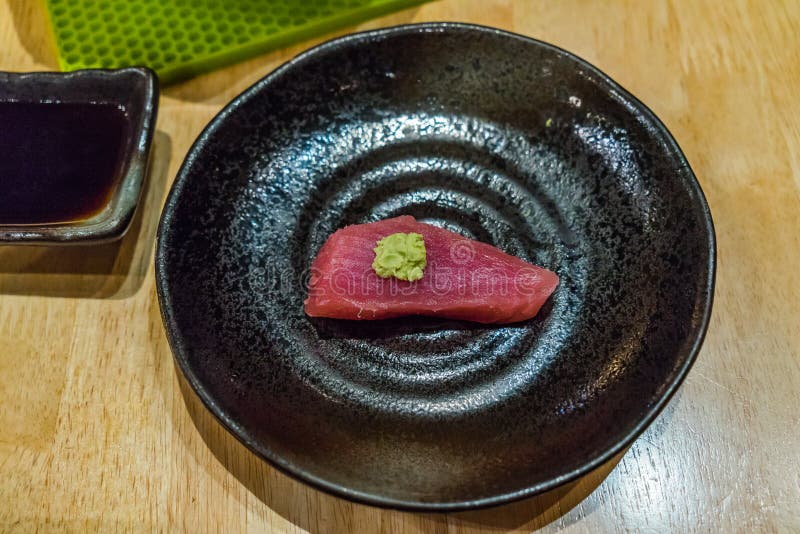 Japansk ny rå skaldjur Tuna Sashimi i svart platta fotografering för bildbyråer Japansk ny rå skaldjur Tuna Sashimi i svart platta fotografering för bildbyråer