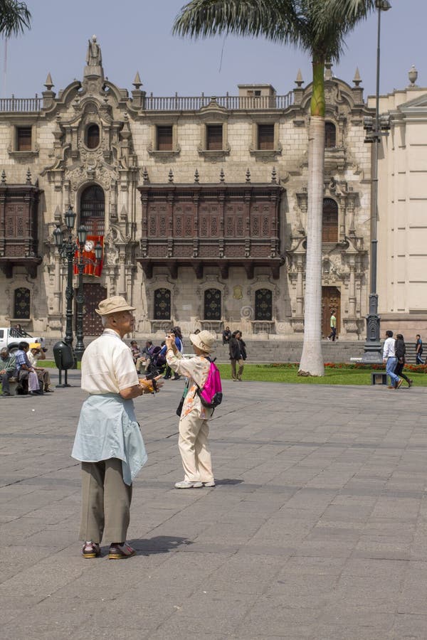 Japanska turister i Lima, Peru fotografering för bildbyråer Japanska turister i Lima, Peru fotografering för bildbyråer
