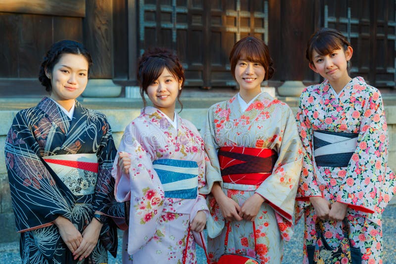 Japonés Con El Vestido Tradicional Del Kimono Foto de archivo editorial -  Imagen de kimono, kyoto: 49679748