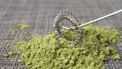 Japonais Matcha Thé Vert Et Métal Mélangeur à Fouet électrique Clips Vidéos  - Vidéo du vert, agitation: 216523551