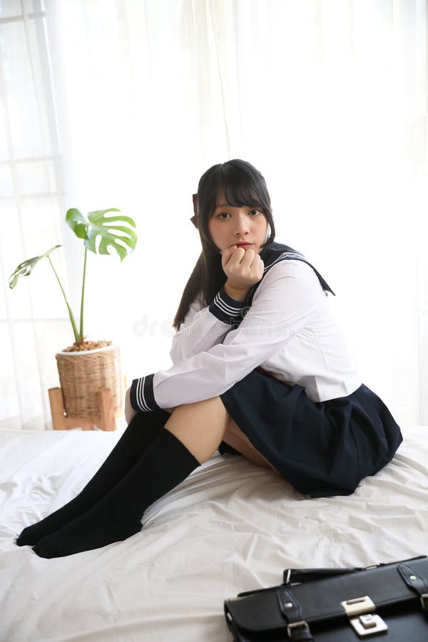 Japonesa Escolar Chica En El Dormitorio Tono Blanco Imagen de archivo - Imagen de sentada, sonrisa: 211424305