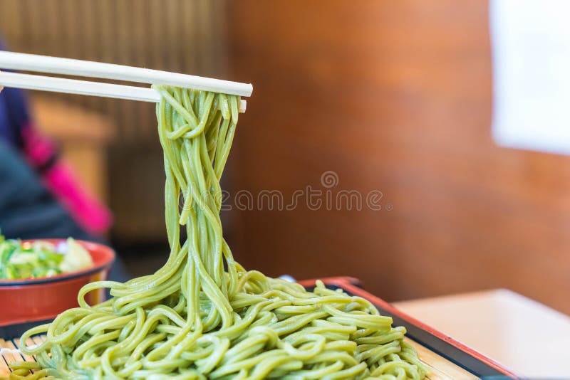 Japonés Cha Soba (té verde Soba) en plato fotos de archivo libres de regalías Japonés Cha Soba (té verde Soba) en plato fotos de archivo libres de regalías