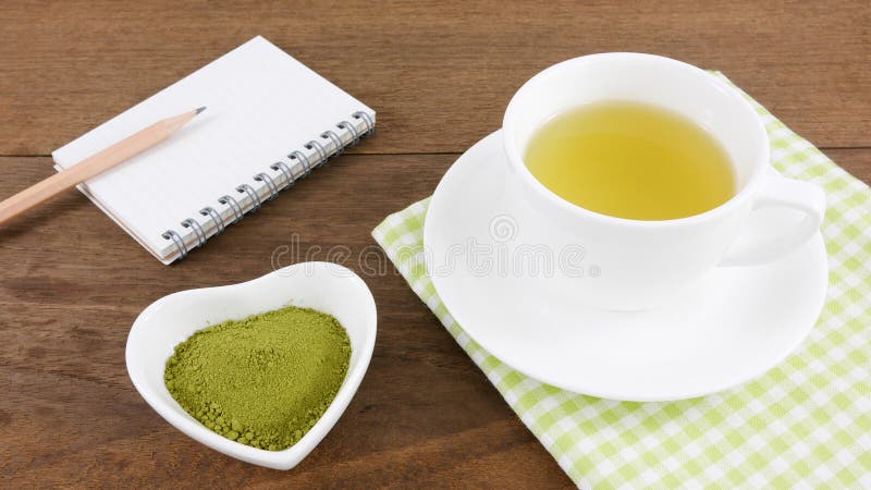 Japoński matcha zielonej herbaty proszek na ceramicznym sercu kształtował puchar i filiżankę gorąca zielona herbata i nutowa ksią obrazy stock Japoński matcha zielonej herbaty proszek na ceramicznym sercu kształtował puchar i filiżankę gorąca zielona herbata i nutowa ksią obrazy stock