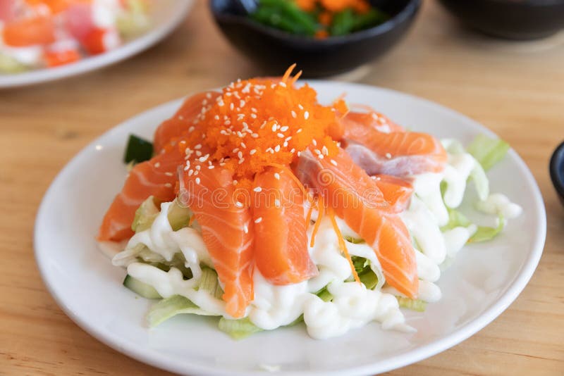 Japoński suszi jedzenie, zakończenie w górę sashimi suszi ustawiającego na stole w restauracji zdjęcie royalty free Japoński suszi jedzenie, zakończenie w górę sashimi suszi ustawiającego na stole w restauracji zdjęcie royalty free