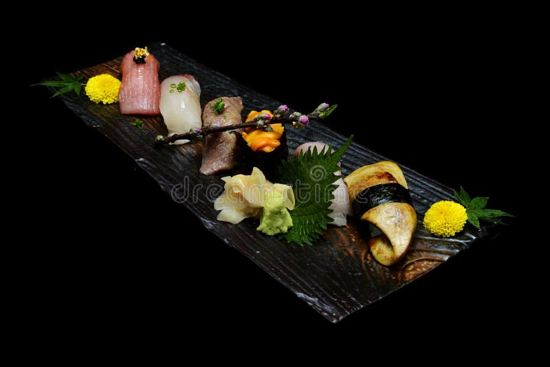 Japoński tradyci jedzenie Wyłączny premia suszi ustawiający na drewnianym talerzu