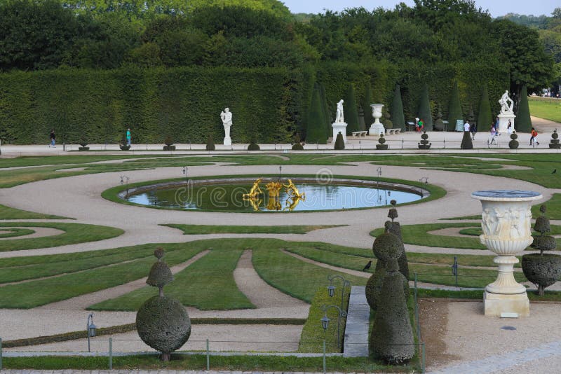 Jardim bonito em um pal?cio famoso Versalhes O palácio Versalhes era um castelo real Paris, France imagens de stock Jardim bonito em um pal?cio famoso Versalhes O palácio Versalhes era um castelo real Paris, France imagens de stock