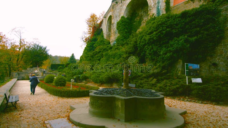 Jardim colorido com a fonte na mola perto - poland 2019 - - de Bilder imagens de stock royalty free Jardim colorido com a fonte na mola perto - poland 2019 - - de Bilder imagens de stock royalty free