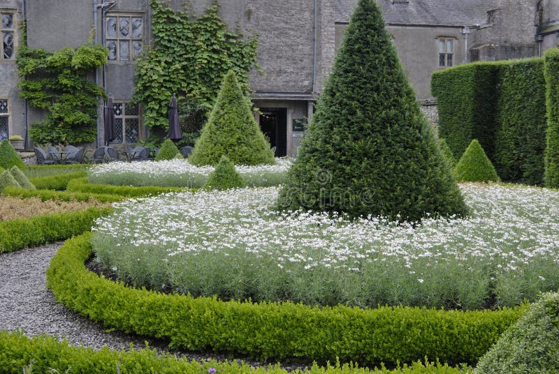 Jardim de casa de campo imagens de stock