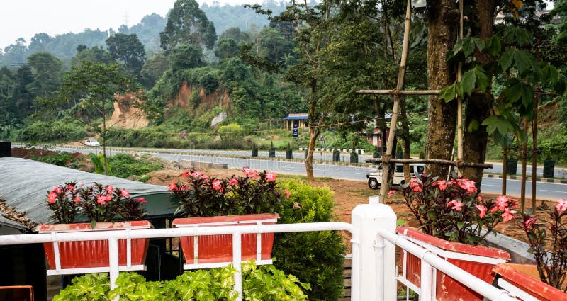 Jardim da frente de uma casa de férias da varanda Pátio romântico bonito decorado com as flores na mola Índia de Pelling Sikkim fotografia de stock royalty free Jardim da frente de uma casa de férias da varanda Pátio romântico bonito decorado com as flores na mola Índia de Pelling Sikkim fotografia de stock royalty free