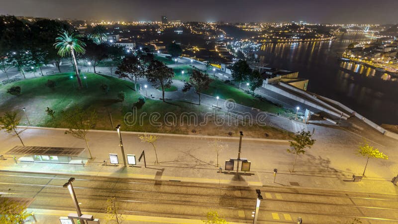 Jardim do Morro i Vila Nova de Gaia och Porto cityscape nattmelapse i Portugals historiska stadskärna. fotografering för bildbyråer