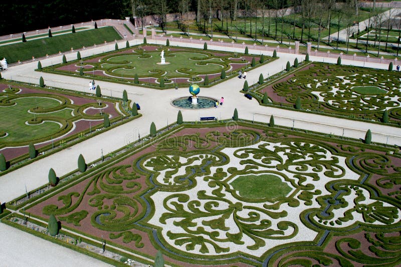 In the middle of the Netherlands, on the outskirts of Apeldoorn, this palace is situated. For the first time the sunroof was accessible for public. The gardens are dating from the 17th century. In the middle of the Netherlands, on the outskirts of Apeldoorn, this palace is situated. For the first time the sunroof was accessible for public. The gardens are dating from the 17th century.