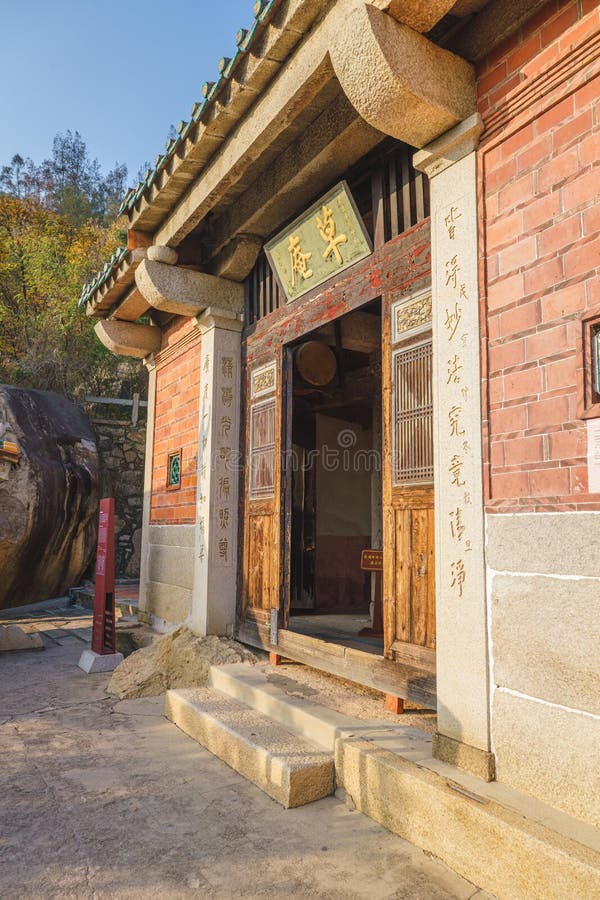 Jardim e edifícios no templo catão que é o único patrimônio do templo manicheio existente na china