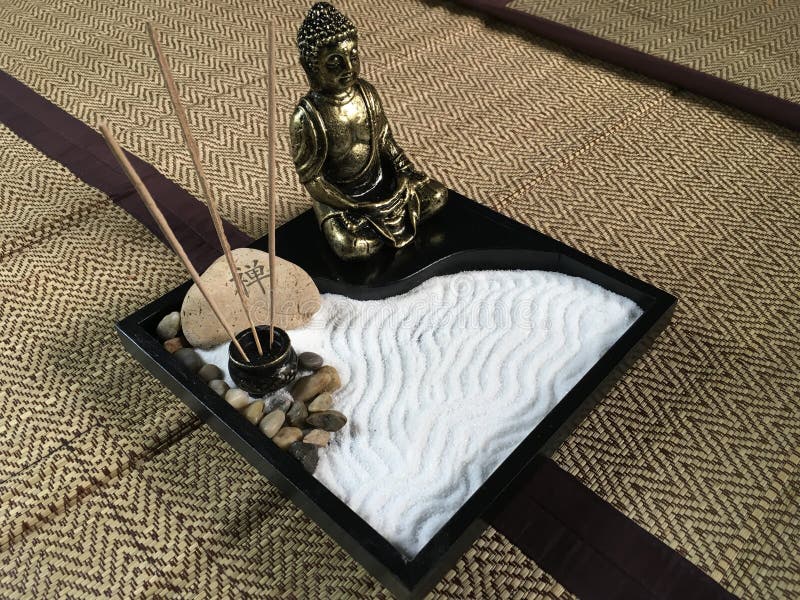 Jardim japonês da bandeja do zen com a estátua de bronze de buddha imagens de stock Jardim japonês da bandeja do zen com a estátua de bronze de buddha imagens de stock