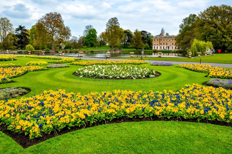 Jardin botanique de Kew au printemps, Londres, R-U photographie stock libre de droits Jardin botanique de Kew au printemps, Londres, R-U photographie stock libre de droits