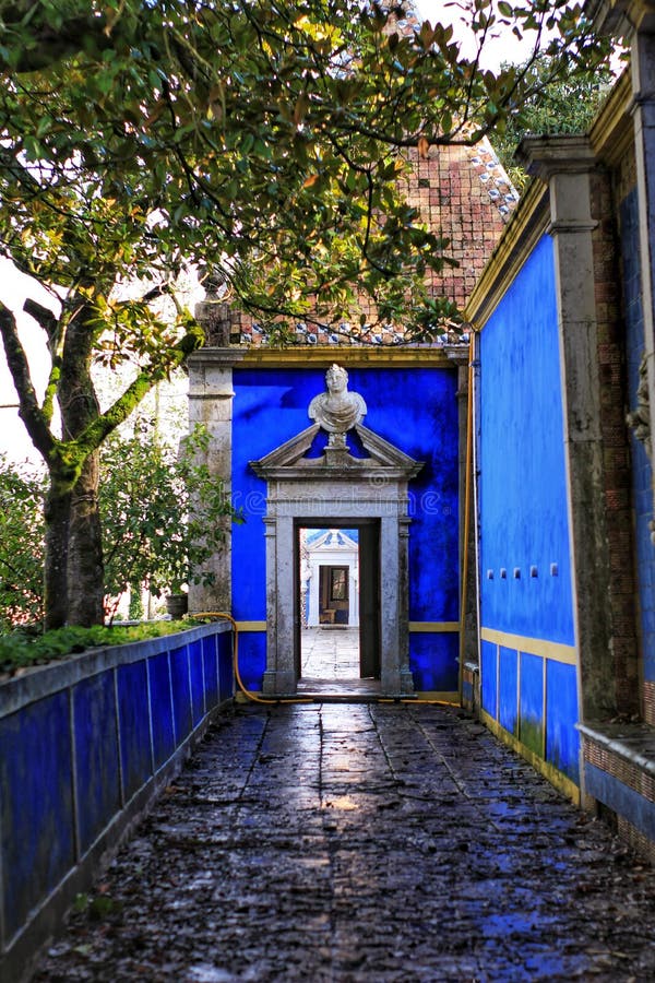 Jardin coloré et majestueux de palais à Lisbonne photo stock Jardin coloré et majestueux de palais à Lisbonne photo stock