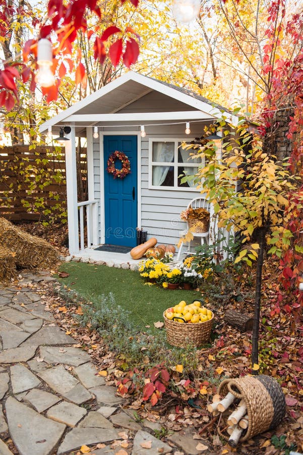 Jardin de campagne ou jardin d'automne avec table confortable image stock
