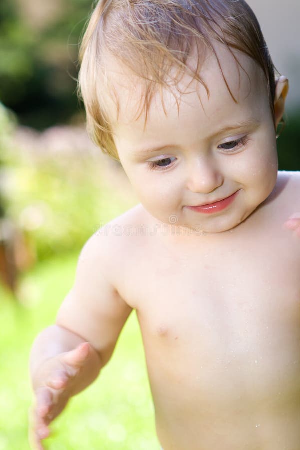 Garçon Nerveux D'enfant En Bas âge Avec La Couverture Image stock - Image  du vert, herbe: 32873307