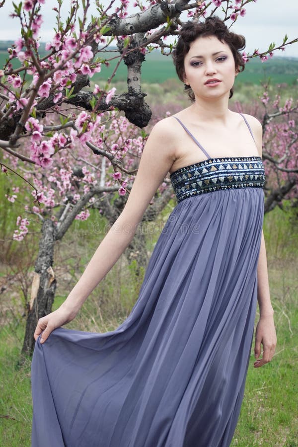 Jardin de fille au printemps photo stock Jardin de fille au printemps photo stock