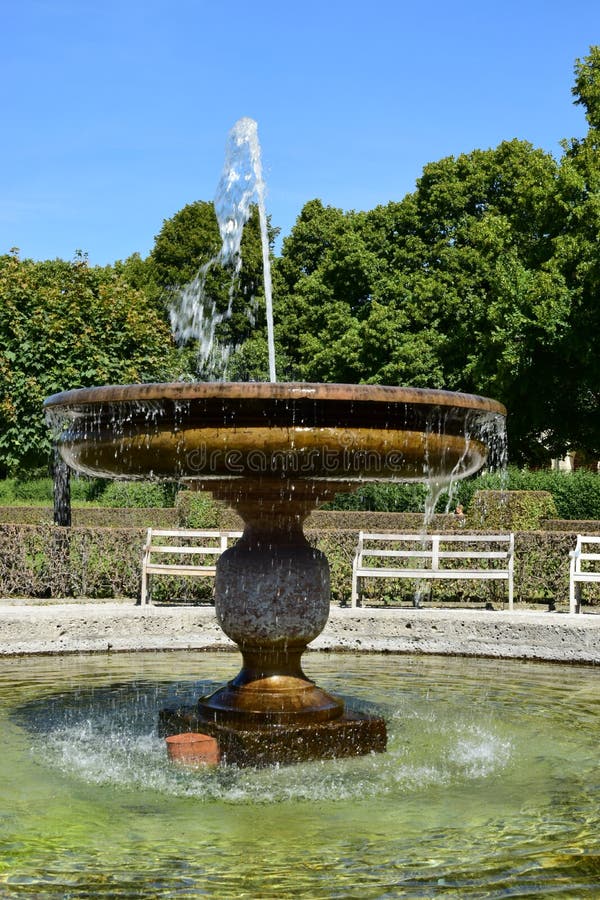 Jardin de fontaine devant le tribunal (Hofgarten) à Munich, Allemagne images stock Jardin de fontaine devant le tribunal (Hofgarten) à Munich, Allemagne images stock
