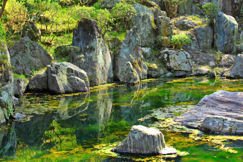 Jardin du Japon avec le lac image libre de droits Jardin du Japon avec le lac image libre de droits