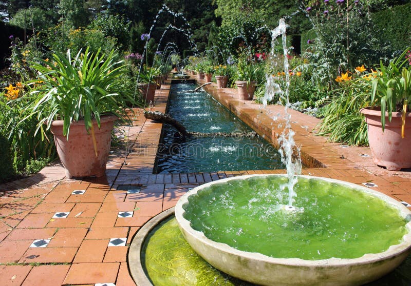 Jardin formel de type espagnol avec la fontaine d'eau photographie stock Jardin formel de type espagnol avec la fontaine d'eau photographie stock