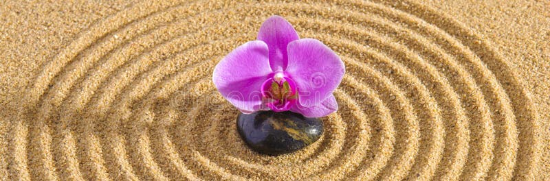 Jardin japonais avec pierre de yin yang en sable texturé photos stock