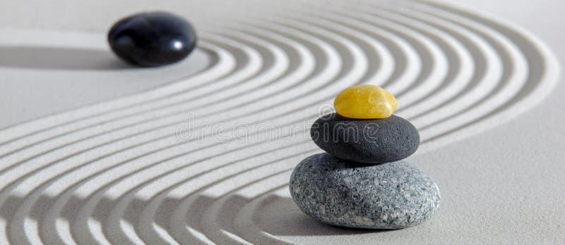 Jardin japonais avec pierre de yin yang en sable texturé photos stock