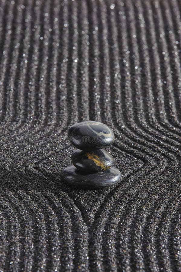 Jardin japonais avec pierre de yin yang en sable texturé images stock