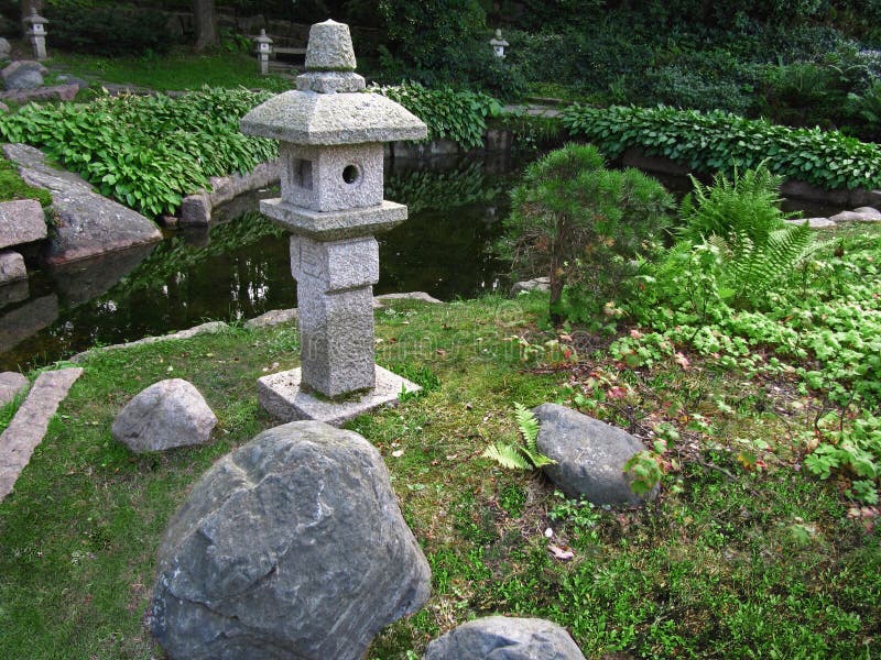 Sculpture Japonaise Traditionnelle En Jardin Image stock Image du details, weathered 2498629