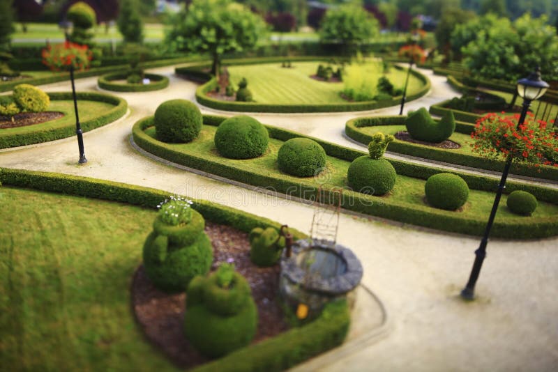 Jardin Public Avec Les Buissons Coupés Photo stock Image du