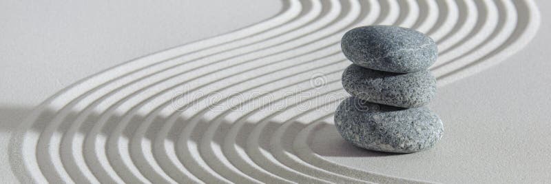 Jardin zen japonais avec pierre dans sable blanc texturé images libres de droits