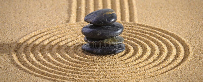Jardin zen japonais avec pierre dans sable texturé image libre de droits