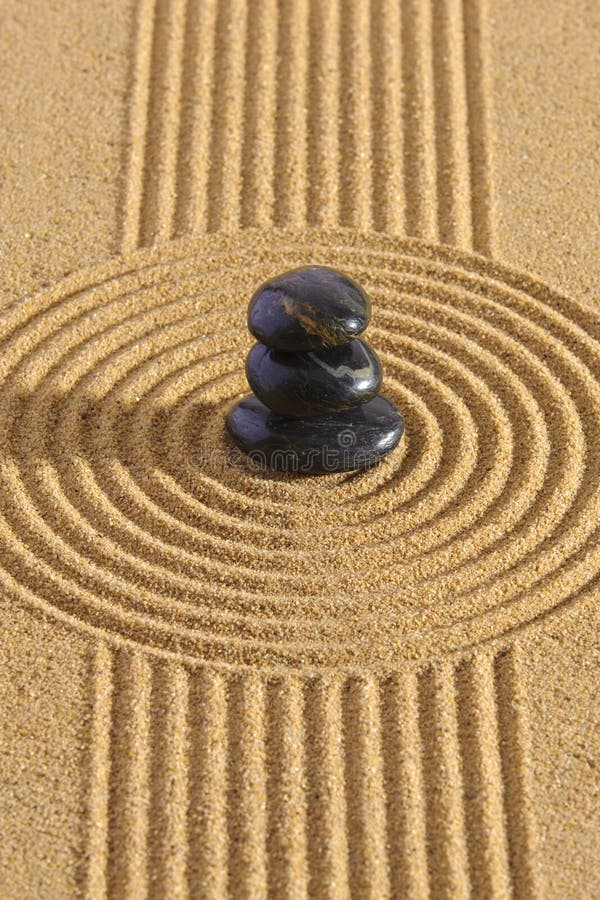 Jardin zen japonais avec pierre dans sable texturé images stock