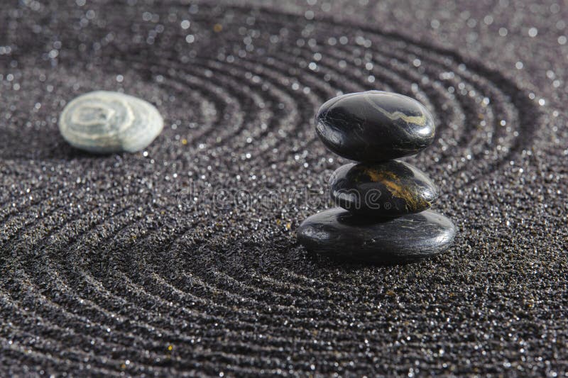Jardin zen japonais avec pierre dans sable texturé photo stock
