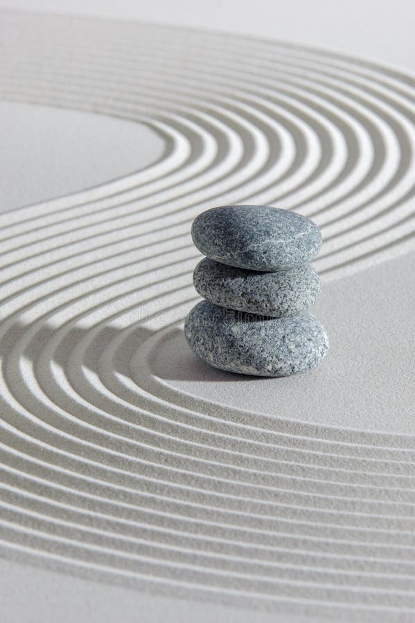 Jardin zen japonais avec pierre dans sable texturé photos libres de droits