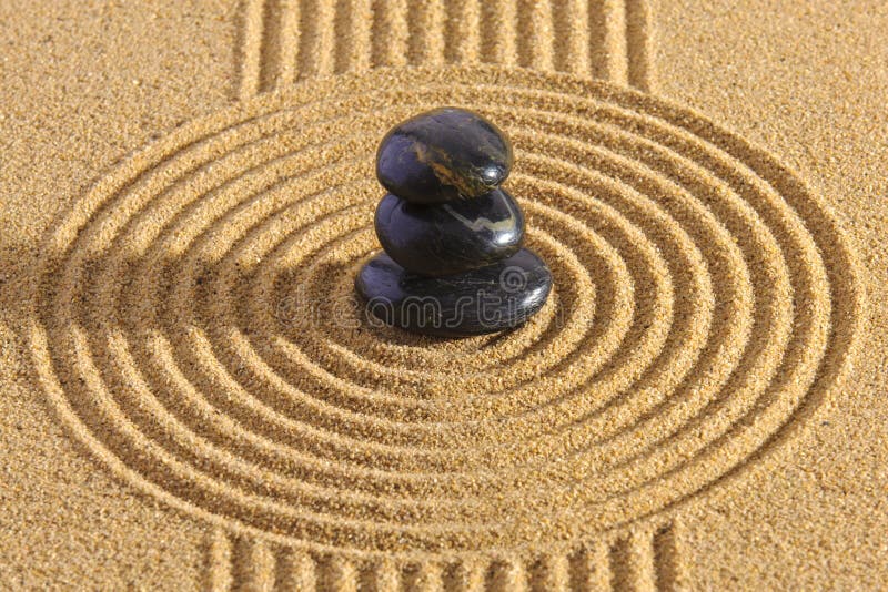 Jardin zen japonais avec pierre dans sable texturé image libre de droits