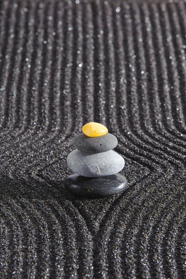 Jardin zen japonais avec pierre dans sable texturé photographie stock