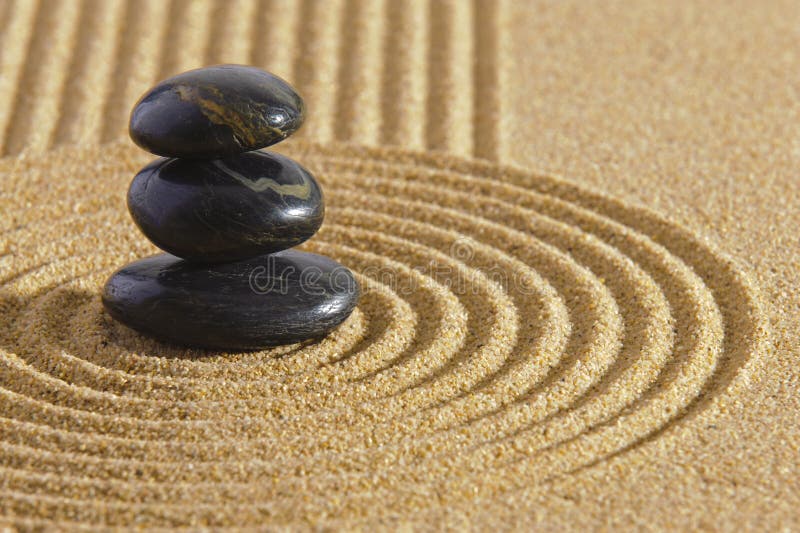 Jardin zen japonais avec pierre dans sable texturé image libre de droits